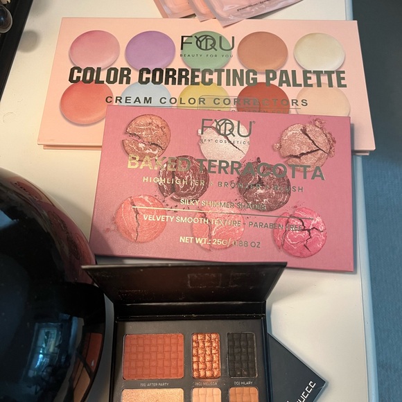 BUNDLE BEAUTY Blush Bronzer Color Correction Shadow Pink Eye Gel Patches NWT - Picture 1 of 11